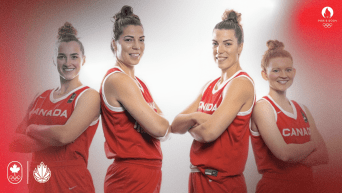 Montage photo avec quatre joueuses de basket-ball 3x3 qui prennent la pose.