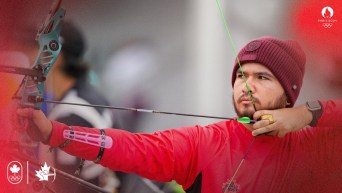 Eric Peters vise avec un arc.