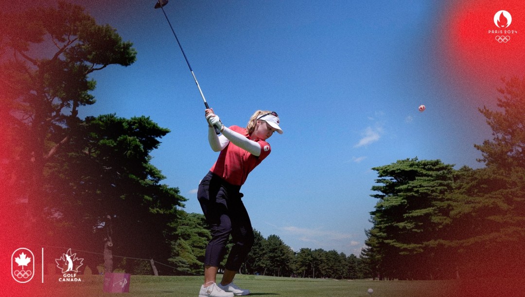 Montage photo de Brooke Henderson qui prend un élan de golf.