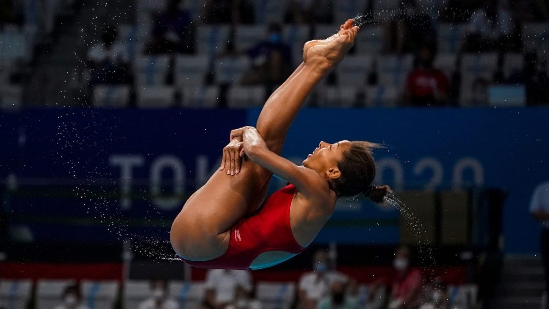 Jennifer Abel en position carpé.