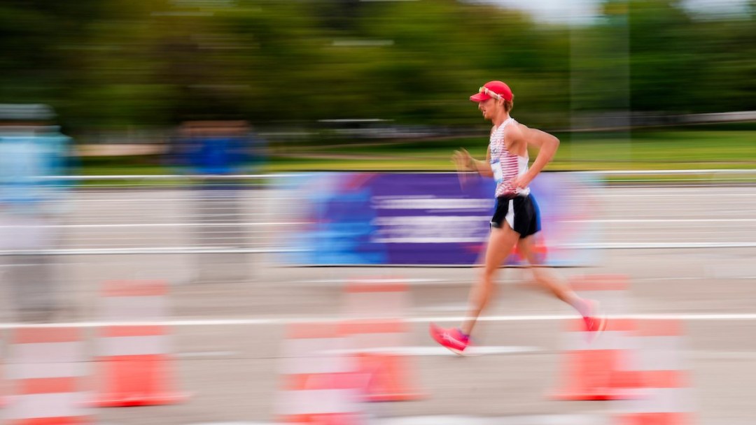 Evan Dunfee seul pendant une course.