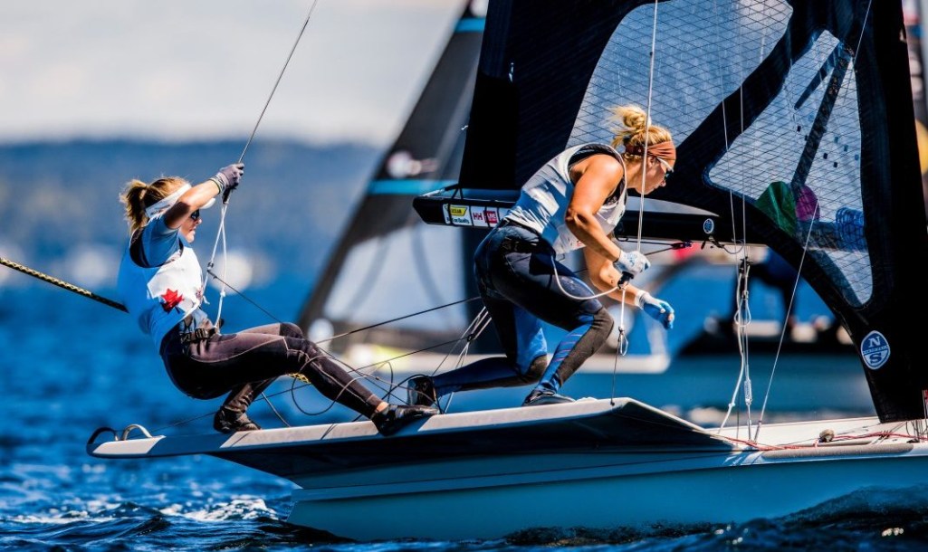 Deux navigatrices sur un embarcation de type 49er FX.