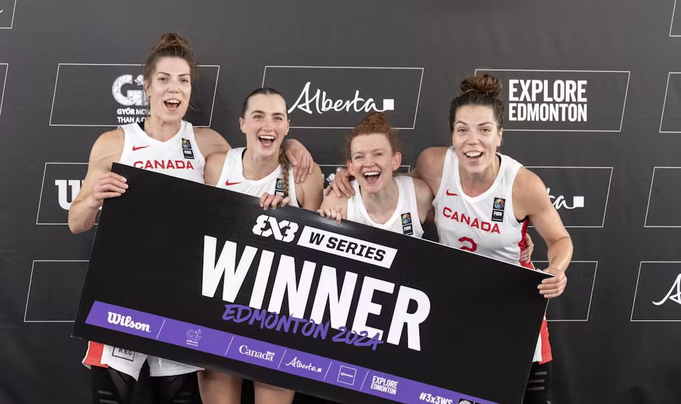 Kacie Bosch, Paige Crozon, Katherine Plouffe et Michelle Plouffe pose pour une photo avec un billet géant indiquant qu'elles ont gagné la compétitoin.