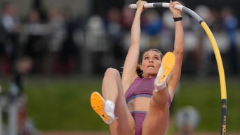 Alysha Newman fait un saut à la perche.