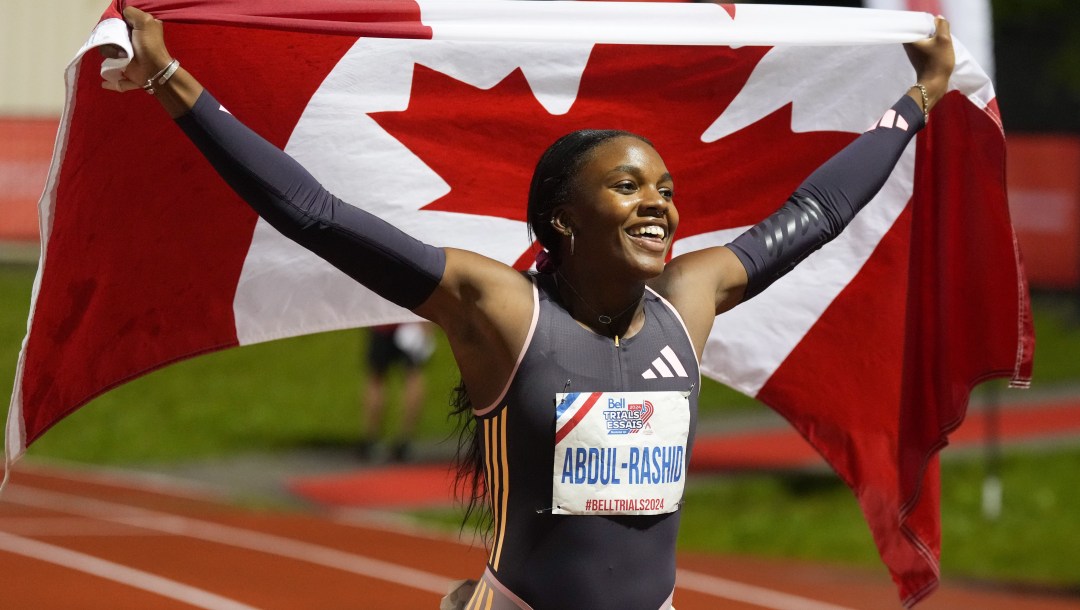 Mariam Abdul-Rashid avec le drapeau canadien.