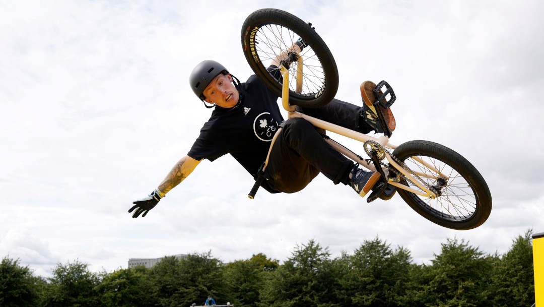 Jeffrey Whaley fait une figure en BMX.