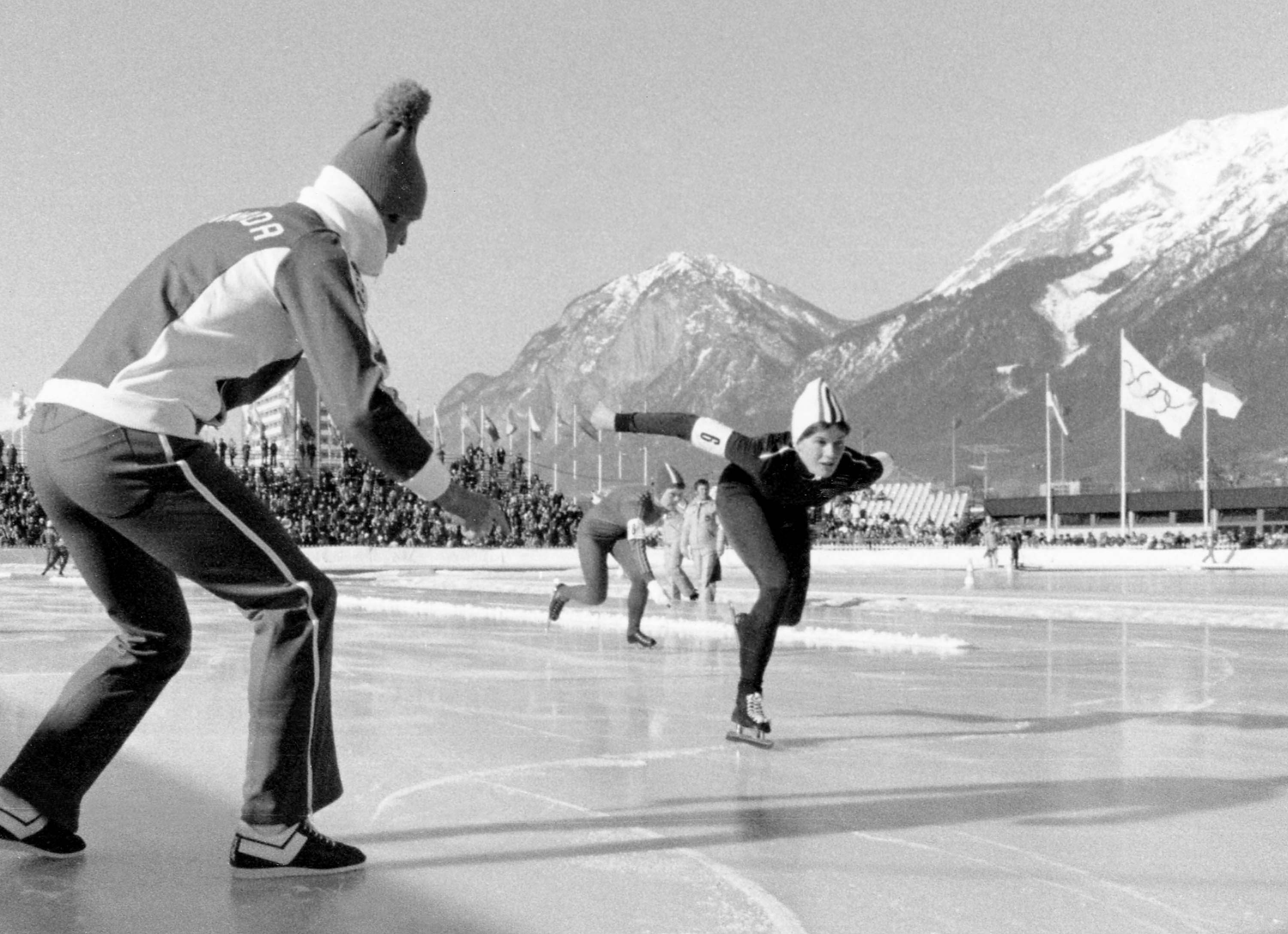 Kathleen Vogt speed skating outside