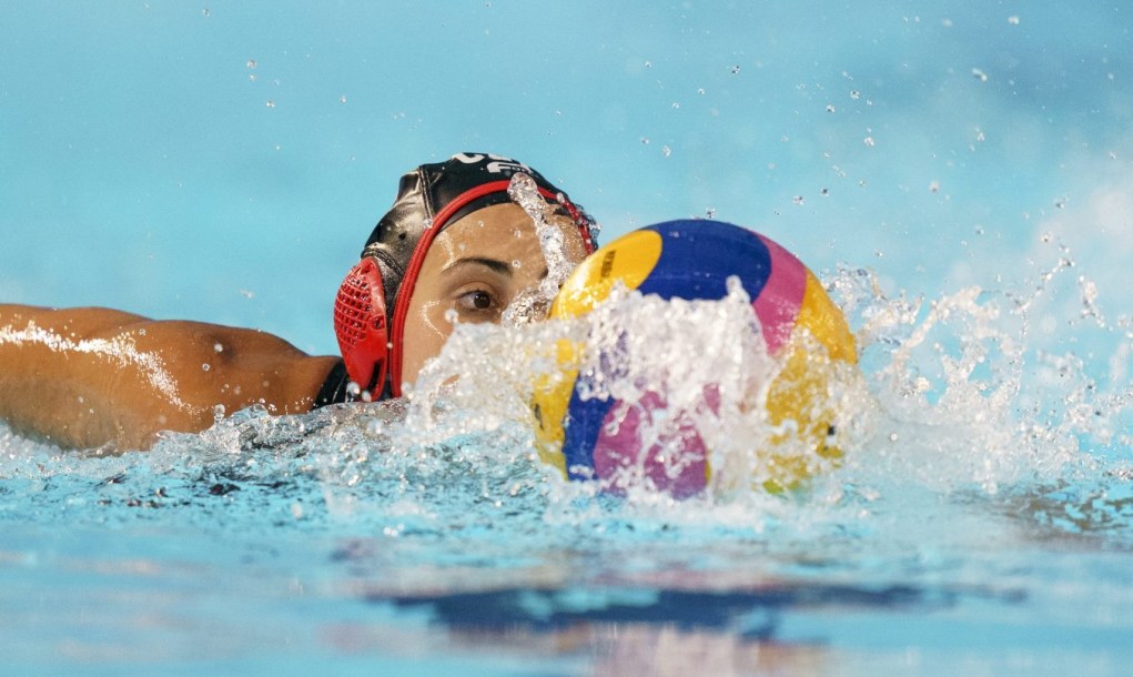 JOELLE BEKHAZI swimming towards ball