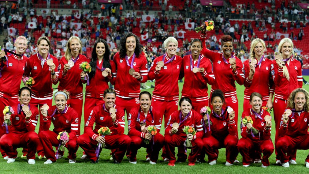 Canada's women's soccer team pose with their London 2012 medals