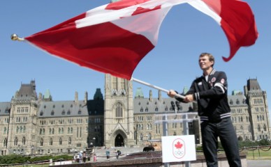 Simon-Whitfield-Flag-for-Web1 CP Photo by Brigitte Bouvier
