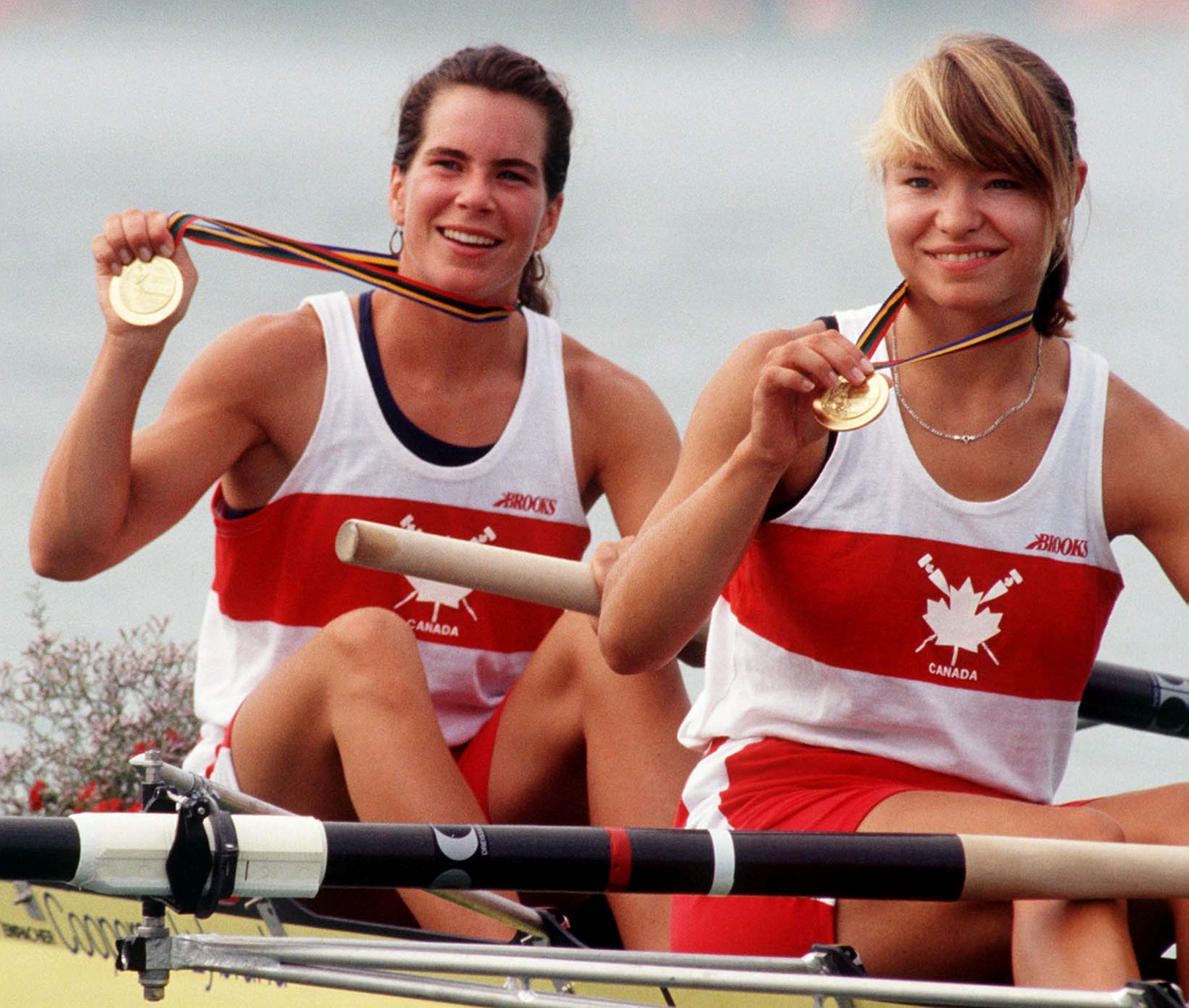 Marnie McBean and Kathleen Heddle show their gold medals at Barcelona 1992