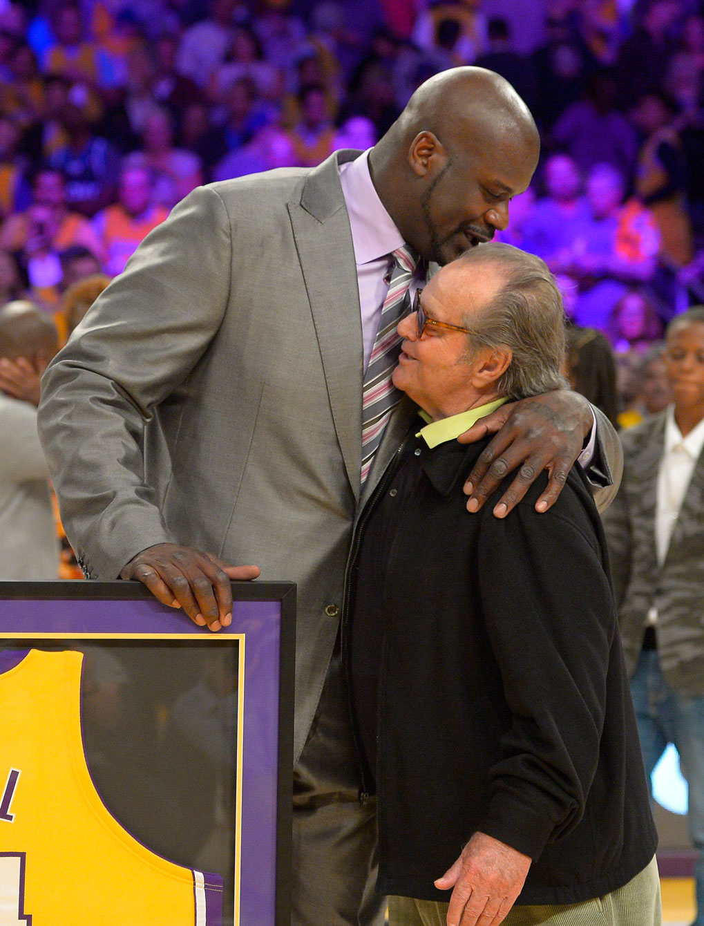 Shaquille O'Neal kisses Jack Nicholson on the head after the retirement of his jersey by the Lakers. Photo: CP