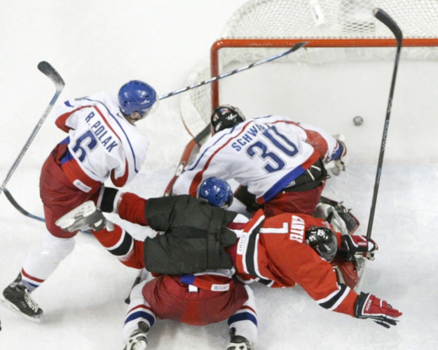 CARTER/SCHWARZ/POLAK Jeff Carter dives into the crease to score vs the Czechs in the semifinal (Photo: CP)