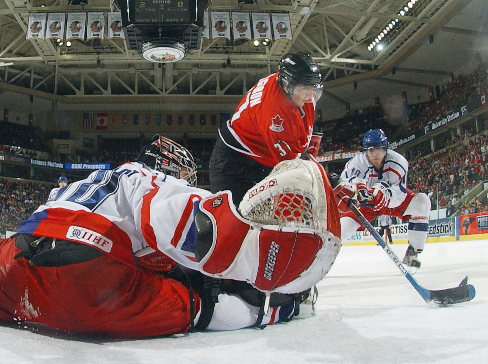 Patrice Bergeron scores on the Czechs during the semifinal (Photo: CP)