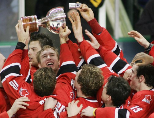 Team Canada celebrates with the trophy after defeating Russia in the 2005 World Juniors gold medal game (Photo: CP)