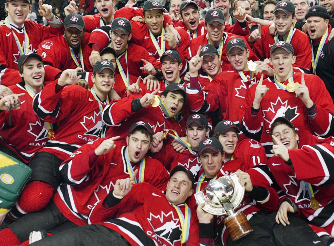 WORLD JUNIOR HOCKEY TOPIX The team poses with the trophy after winning gold at the 2005 World Juniors (Photo: CP)