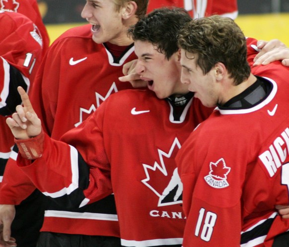 CROSBY/RICHARDS Sidney Crosby, centre, and captain Mike Richards, right, celebrate their gold medal win at the 2005 World Juniors (Photo: CP)