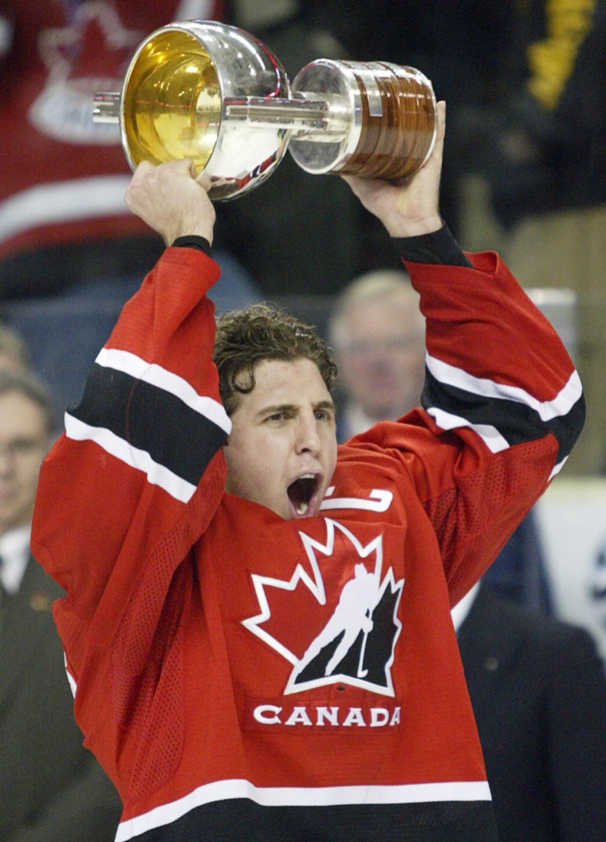 MICHAEL RICHARDS Captain Mike Richards hoists the trophy after winning gold at the 2005 World Juniors (Photo: CP)