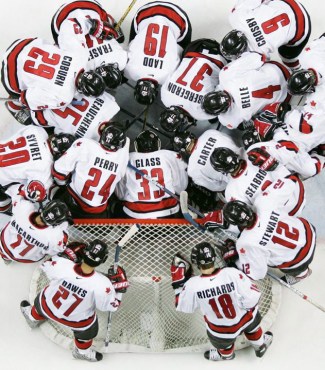 TEAM CANADA Team Canada huddles before a preliminary game vs Finland at the 2005 World Juniors (Photo: CP)