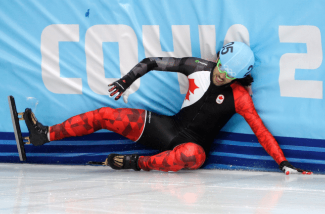 Capture d’écran 2014-12-19 à 11.25.18 AM Charles Hamelin of Canada crashes out in a men's 500m short track speedskating heat at the Iceberg Skating Palace during the 2014 Winter Olympics, Tuesday, Feb. 18, 2014, in Sochi, Russia. (AP Photo/David J. Phillip )
