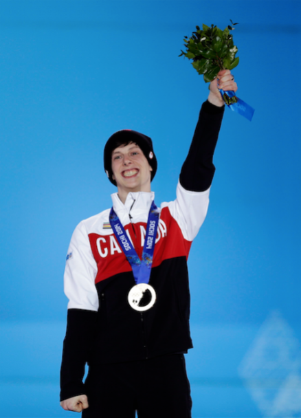 Capture d’écran 2014-12-19 à 11.26.00 AM Men's 500-meter short track speedskating bronze medalist Charle Cournoyer of Canada celebrates during the medals ceremony at the 2014 Winter Olympics, Saturday, Feb. 22, 2014, in Sochi, Russia. (AP Photo/David Goldman)