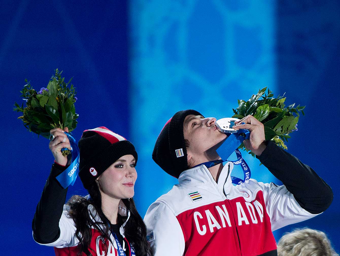 Tessa Virtue and Scott Moir celebrate their silver medal (Sochi)