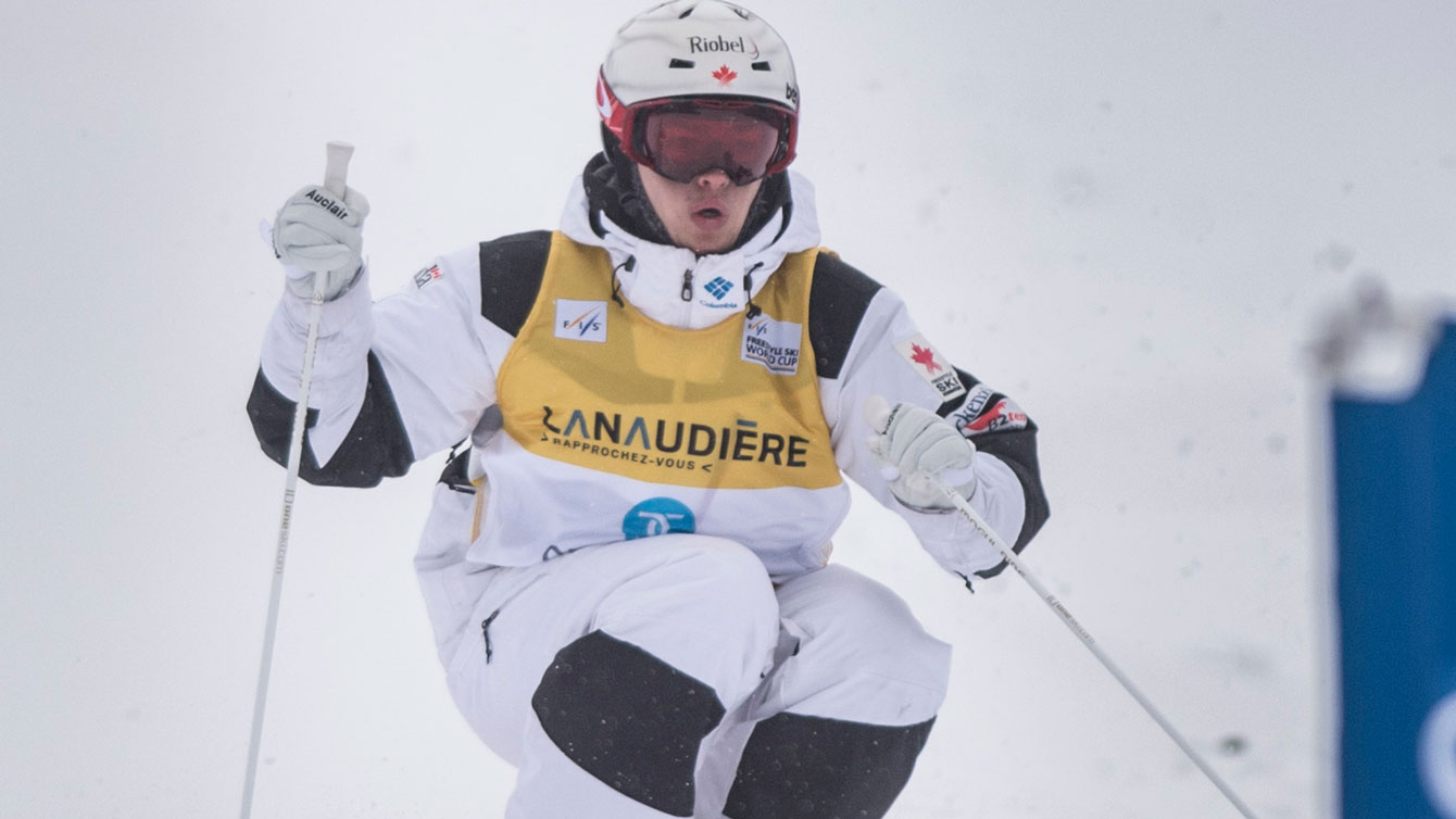 Mikaël Kingsbury flies down the moguls hill in Val Saint-Côme (Julien Heon / Canadian Freestyle Ski Association).