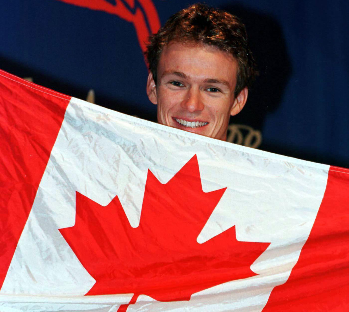 Simon Whitfield with the flag at Sydney 2000. 