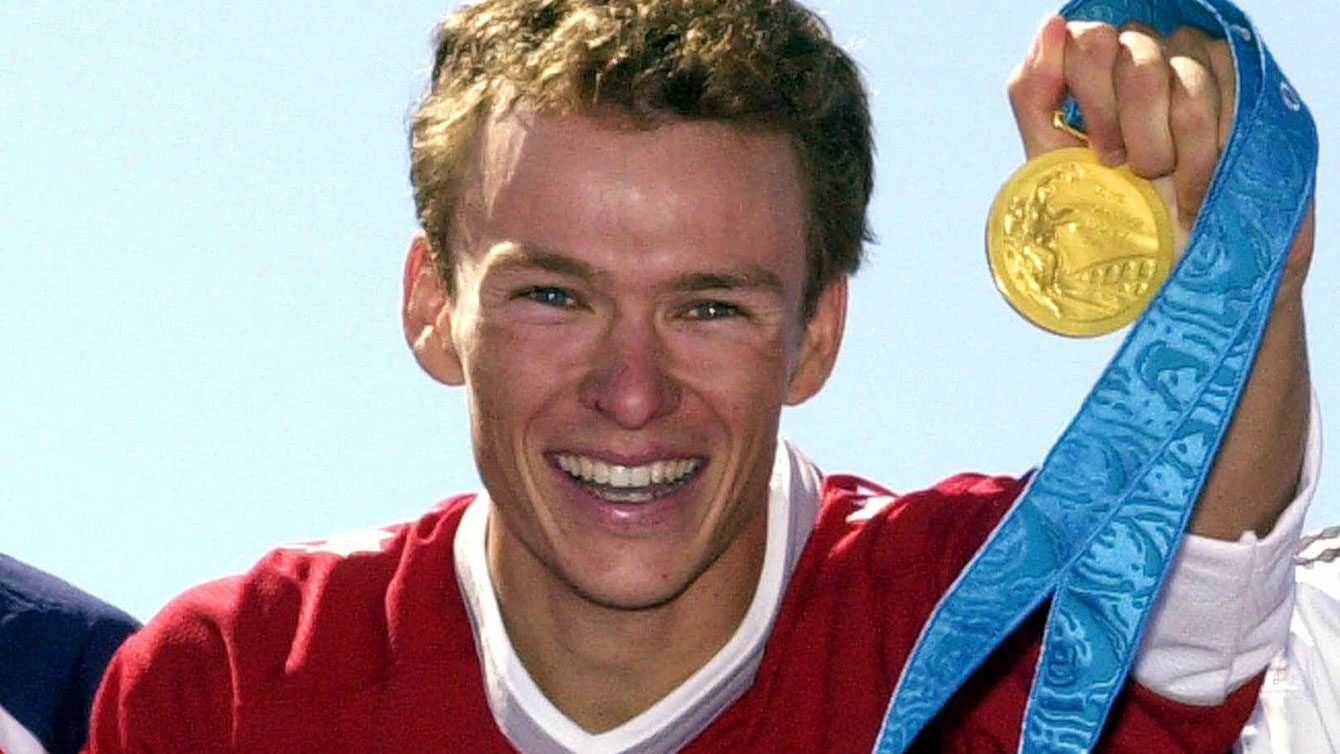 Simon Whitfield, posing with his medal during Sydney 2000