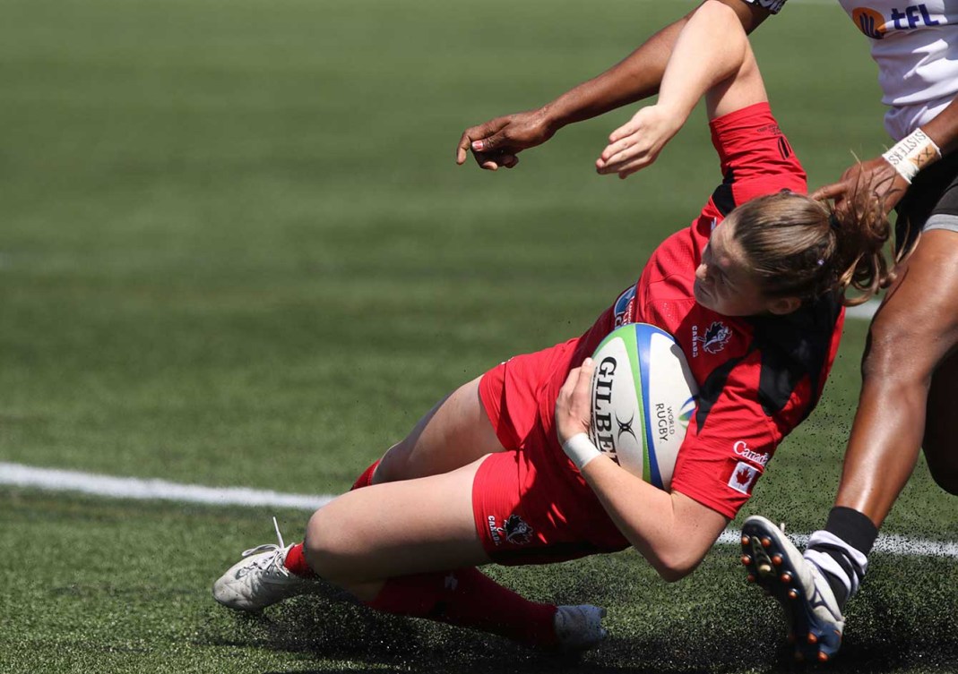 Canada's Hannah Darling scores a try against Fiji at Canada Sevens in Langford, B.C., Sunday April 19, 2015. Canada beat Fiji 45-0 advancing to the plate final against the U.S. THE CANADIAN PRESS/Chad Hipolito