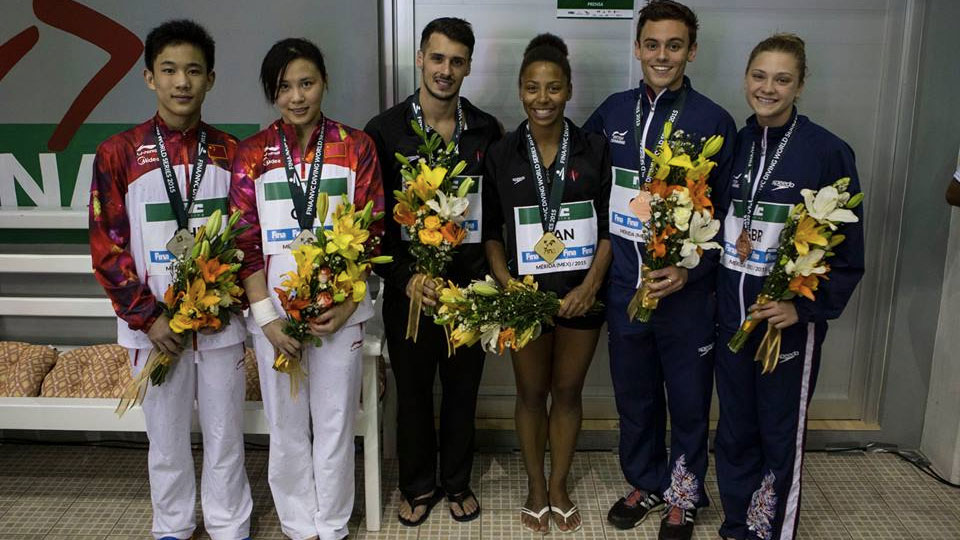 Jennifer Abel and Francois Imbeau-Dulac (centre) after being presented with their gold medals in mixed 3m synchro (Photo: FINA).