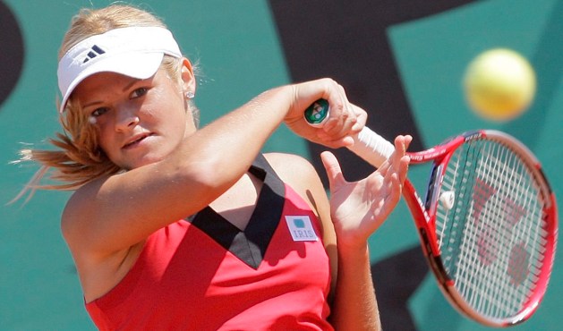 Aleksandra Wozniak strikes back against Serena Williams in the fourth round of the French Open, Monday June 1, 2009.