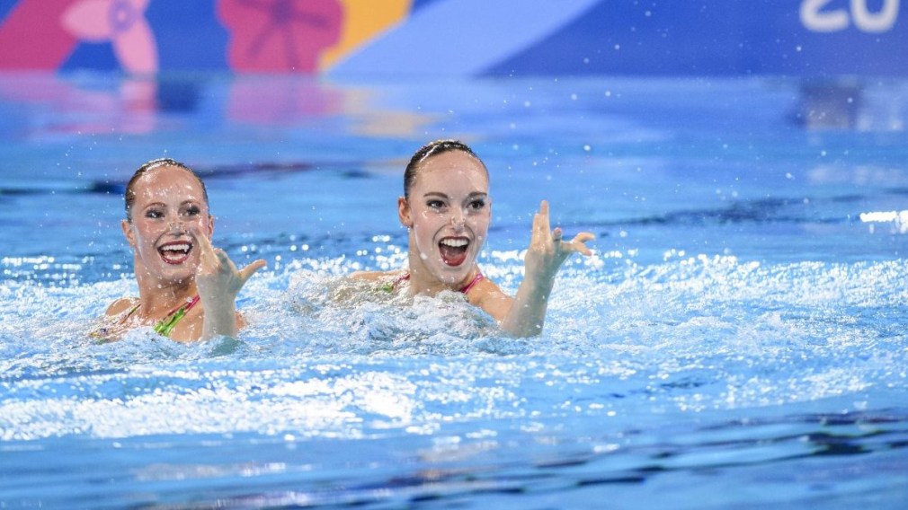 Jacqueline Simoneau and Claudia Holzner swim their duet
