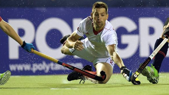 Iain Smythe fights for a ball at FIH World League semifinals against Spain on June 3, 2015 (Photo: FFU Press Agency/Copyright Frank Uijlenbroek).