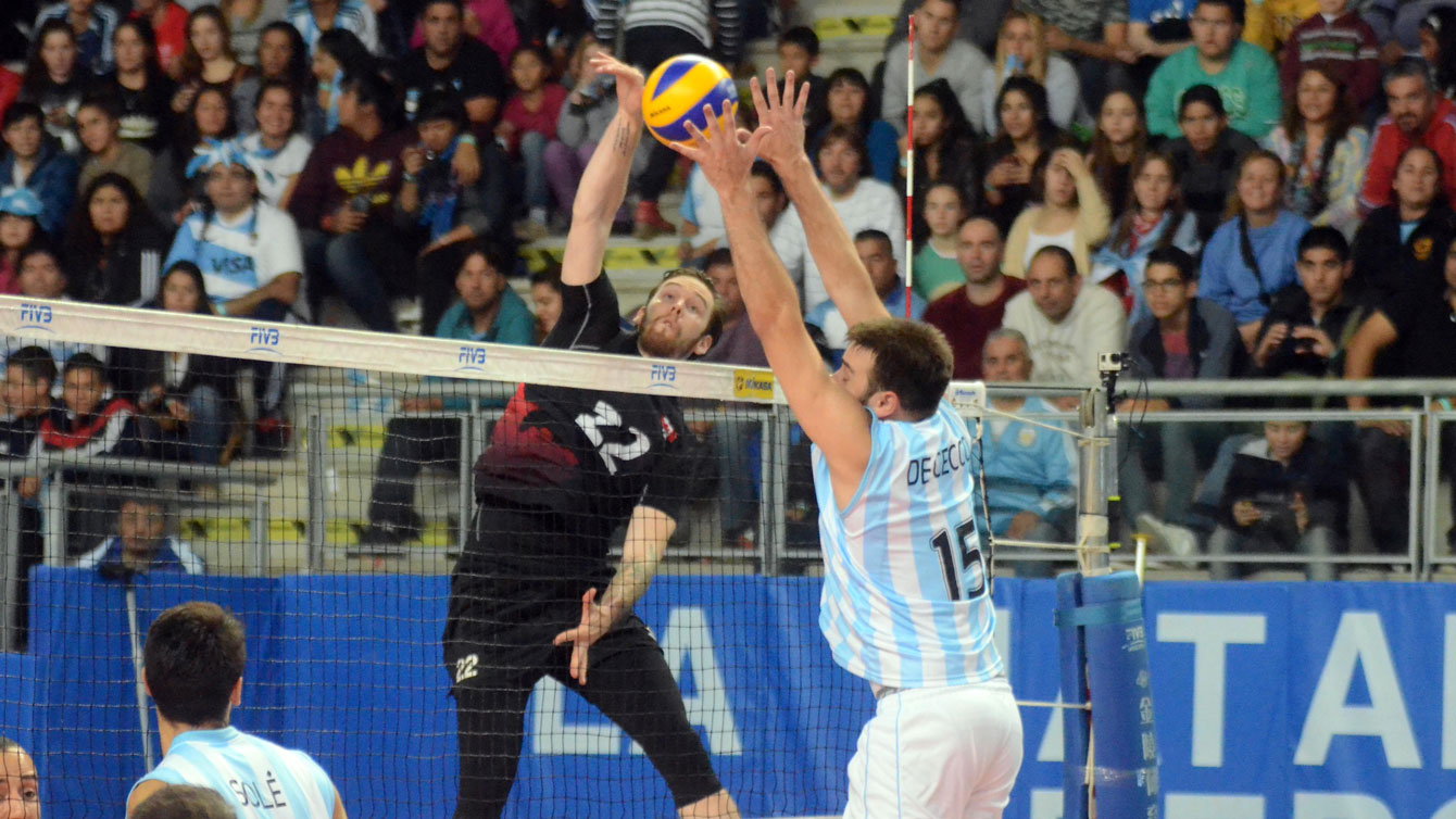 Steven Marshall gets up to hit in FIVB World League against Argentina on June 27, 2015 (Photo: FIVB).