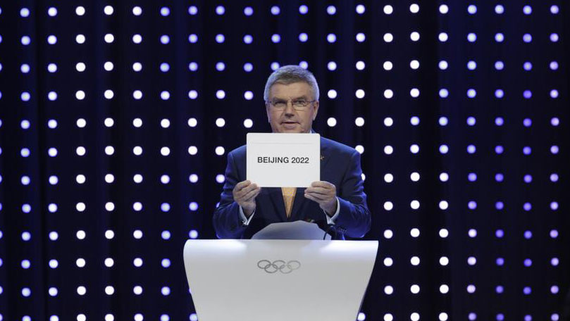 Thomas Bach unveils the card that reads "Beijing" following a 44-40 vote to be awarded host city status for 2022 Winter Games (Photo: IOC Media).