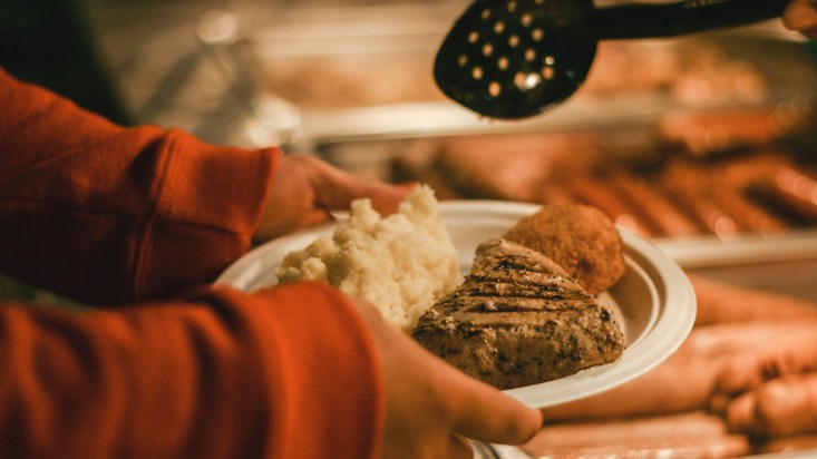 Tuna steak, mashed potatoes and a crab cake served at the St. Lawrence station (photo: Alexa Fernando)