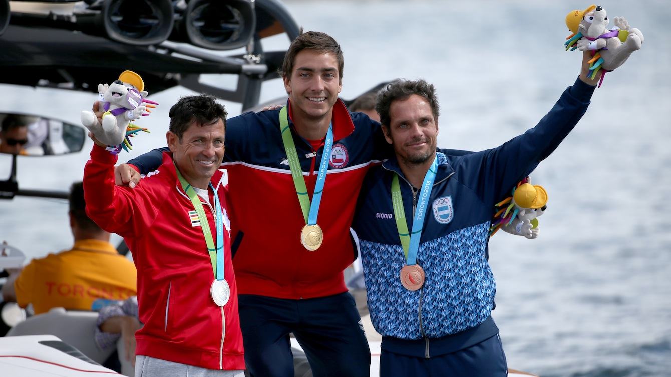 Jaret Llewellyn posing with the other medallists