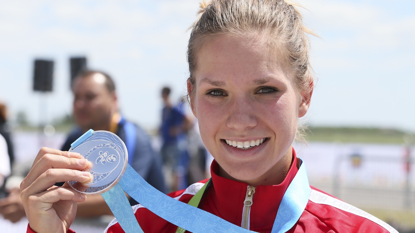 Jasmin Glaesser with her medal