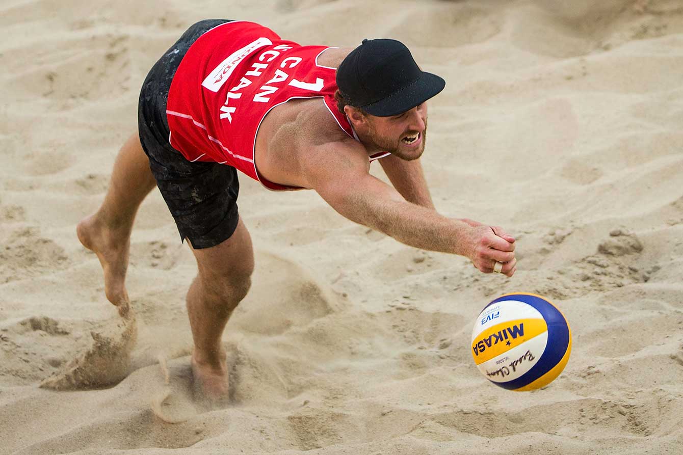 Chaim Schalk bids for a ball during a round of 32 match. (Photo: FIVB)
