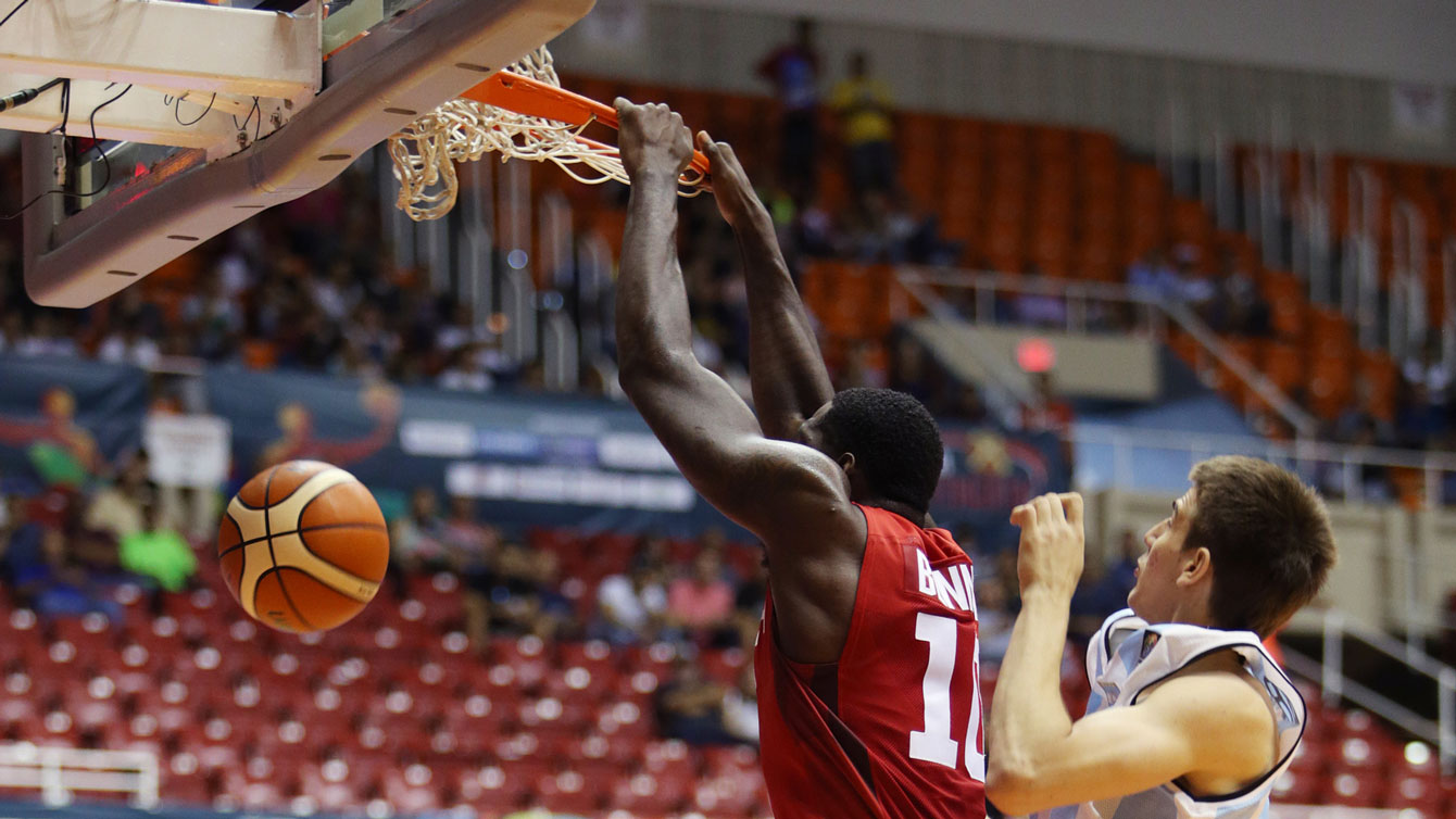Anthony Bennett throws down a two-handed dunk against Argentina at the Tuto Marchand Continental Cup on August 23, 2015 (Photo: José Jiménez Tirado/FIBA Americas).