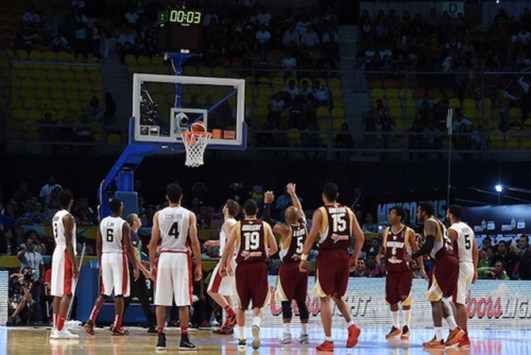 Gregory Vargas hits the game-winning free throw (Photo: FIBA)