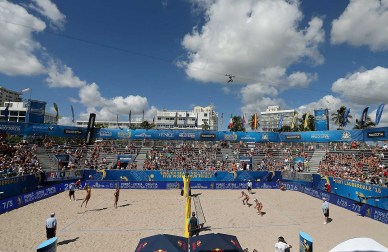 Canada's Heather Bansley and Sarah Pavan take on Brazil's Larissa and Talita in a semifinal at 2015 World Tour Finals. (Photo: FIBA)