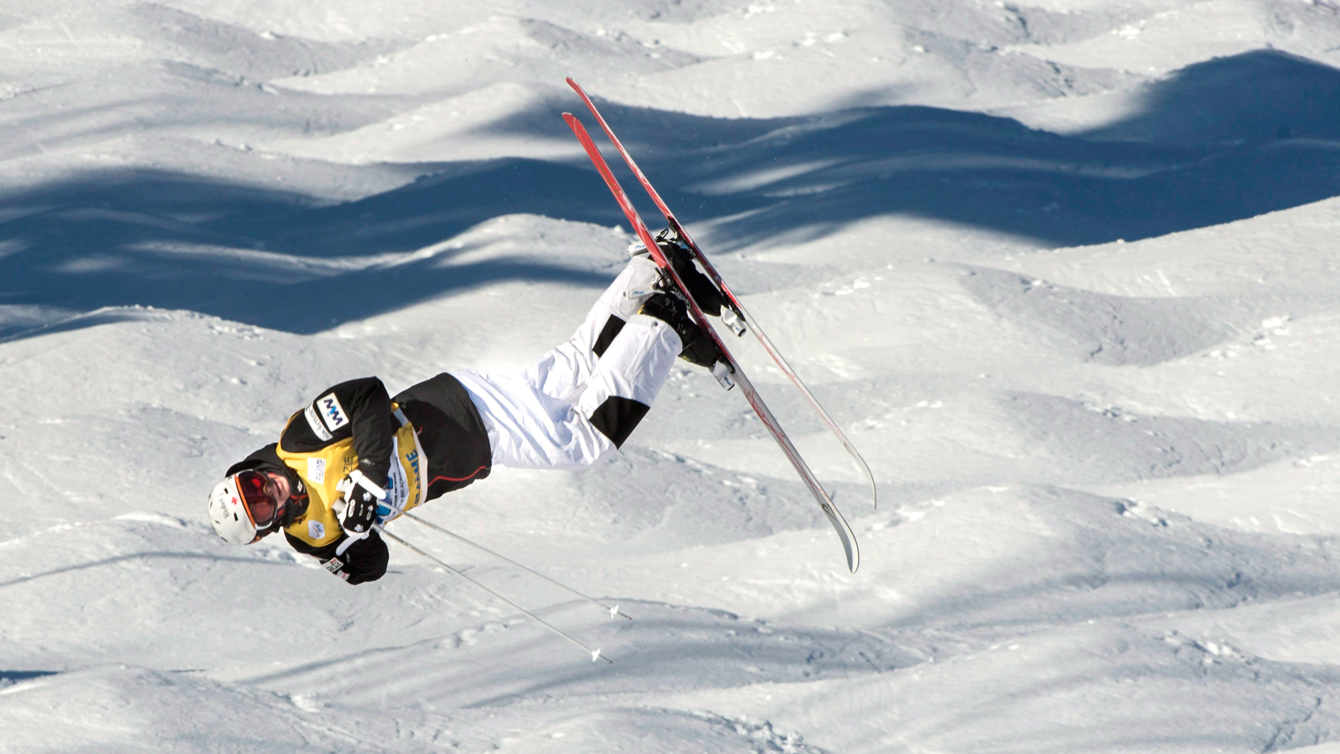 Mikaël Kingsbury of Canada competes in the super final at the FIS Freestyle Ski World Cup Saturday, January 23, 2016 in Val St-Come, Que.