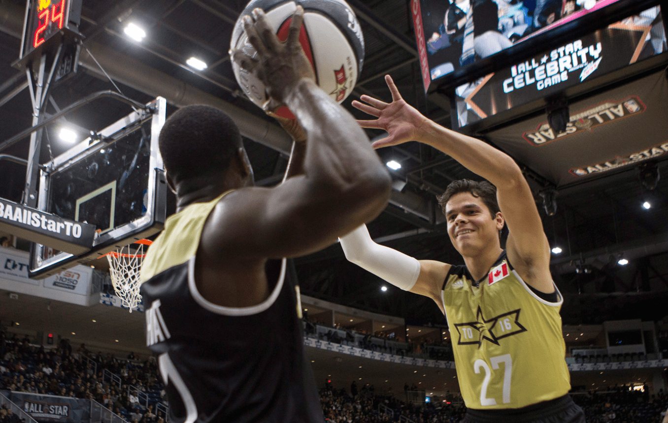 Milos Raonic, Kevin Hart Milos Raonic gets in front of comedian Kevin Hart at the NBA All-Star celebrity game on February 12, 2016 in Toronto.