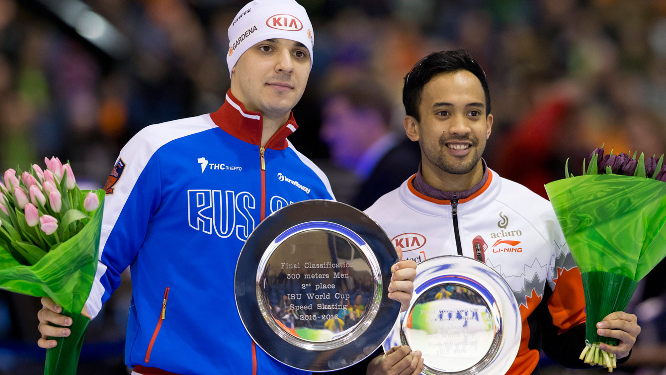 Gilmore Junio (right) with his overall World Cup 500m third place award for the 2015/16 season, received in Heerenveen, Netherlands on March 13, 2016.