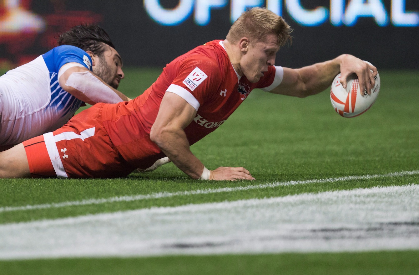 Canada's John Moonlight, right, scores the winning try in the final moments of play as France's Jean Baptiste Mazoue tries to stop him during World Rugby Sevens Series' Canada Sevens bowl final action, in Vancouver, B.C., on Sunday March 13, 2016. THE CANADIAN PRESS/Darryl Dyck