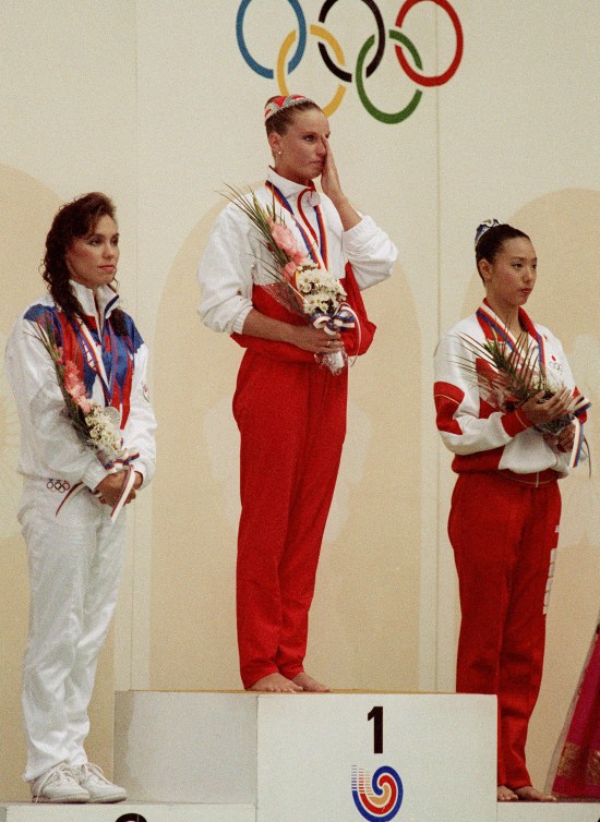 Canada's Carolyn Waldo celebrates her gold medal win in the synchronized swimming event along with silver medal winner Tracie Ruiz-Conforto (left) of the United States and bronze medal winner Mickako Kotani of Japan (right) at the 1988 Olympic games in Seoul. (CP PHOTO/ COC/ Ted Grant) Carolyn Waldo du Canada exprime ses émotions après avoir remporté une médaille d'or en nage synchronisée, en compagnie de Tracie Ruiz-Conforto (argent) des États-Unis et Mickako Kotani (bronze) du Japon aux Jeux olympiques de Séoul de 1988. (Photo PC/AOC)