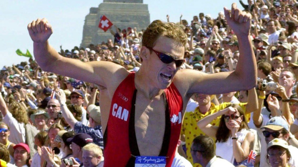 Simon Whitfield celebrates his gold medal at Sydney 2000