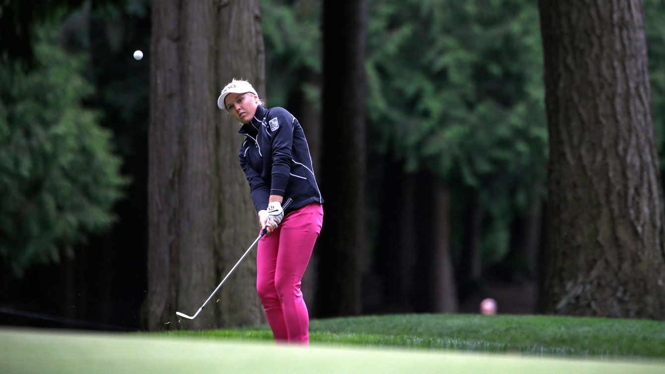 Brooke Henderson chips a shot at the Women's PGA Championship in Sammamish, Washington on June 9, 2016.
